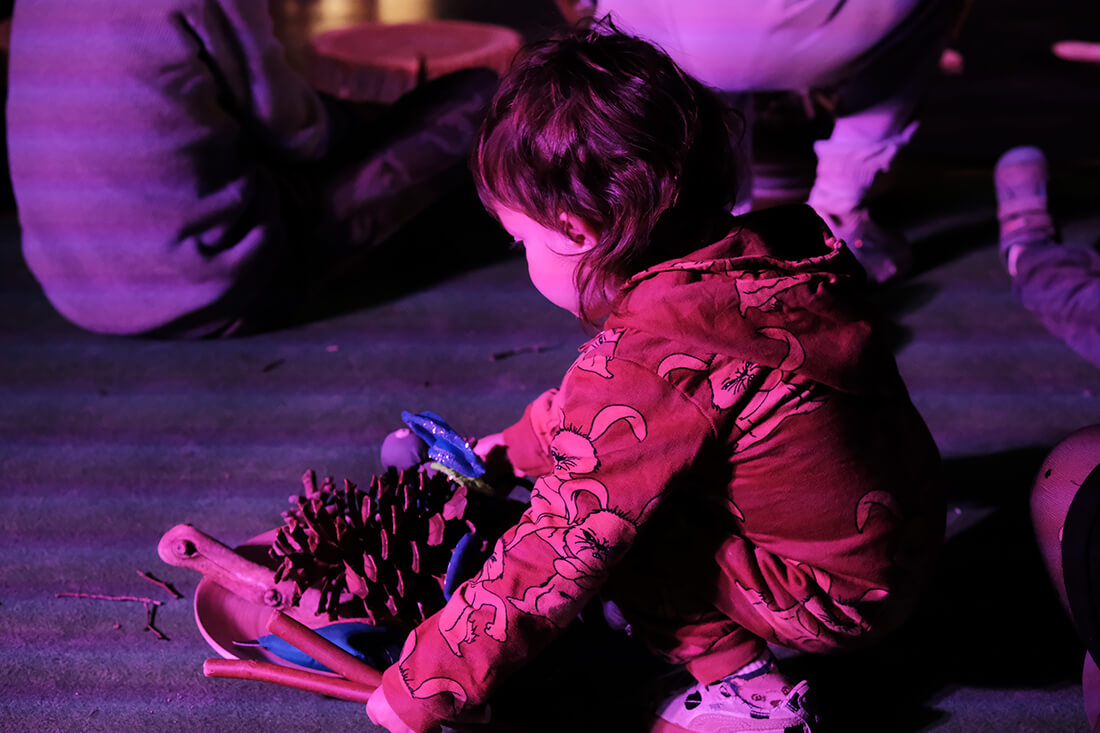 3.-AMANECER-NINO-COGIENDO-MATERIALES